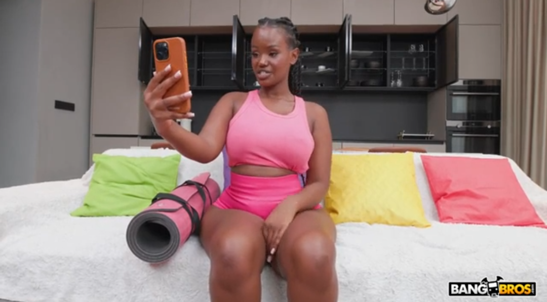 Beautiful black babe (lexiluv) from the Republic of (RWANDA)  fucking with big Boys in America 